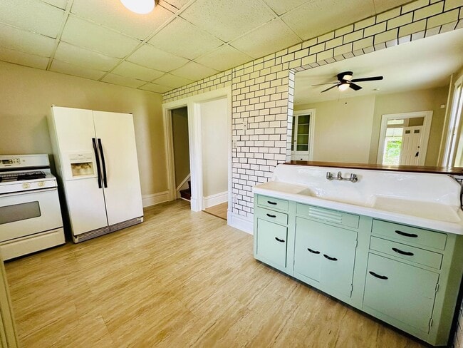 Building Photo - 1115 Karl Ave