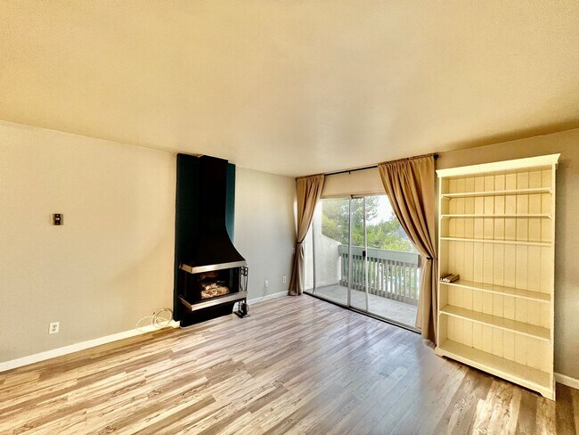 Building Photo - Beautiful 1B/1BA w/ Reserved Parking and P...