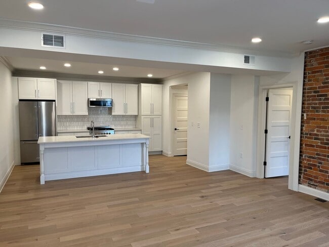 Building Photo - 692 N High St