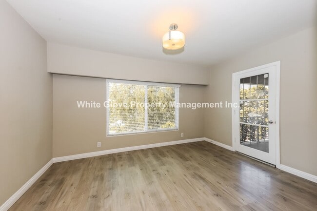 Building Photo - 2 Bedroom Fullerton Townhome