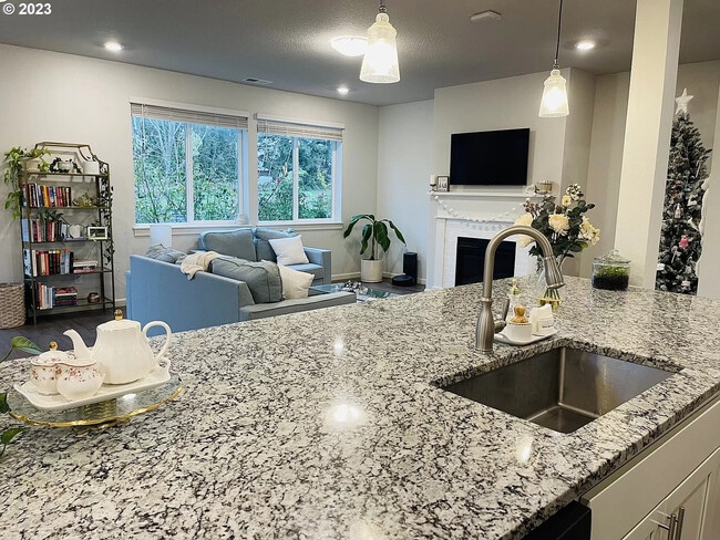 Building Photo - 2592 SE Kane Ave