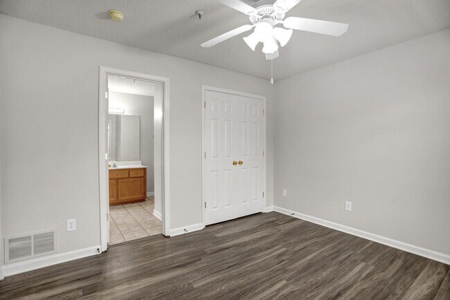 Building Photo - 818 Barrington Woods Cove