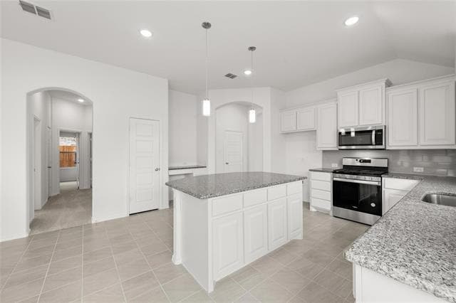 Building Photo - 904 Versailles Ct