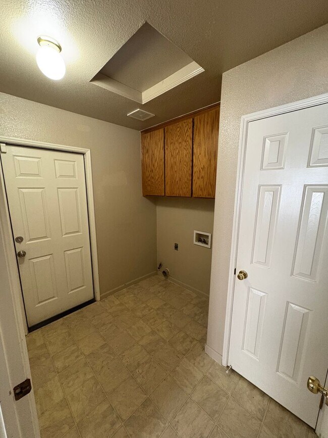 Foto del edificio - Spacious Corner Lot Home Available Now!