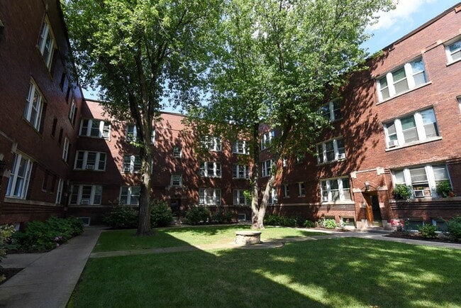 Building Photo - 4716 N Racine Ave