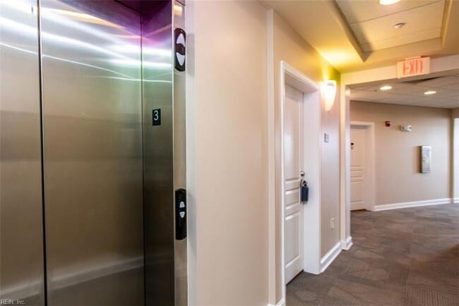 Foto del edificio - 670 Town Center Dr