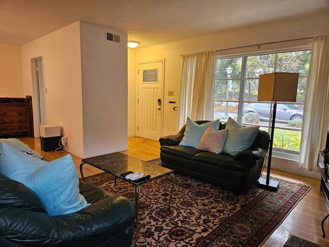 Foto del edificio - Charming 3 Bedroom Home in Southgate Neigh...