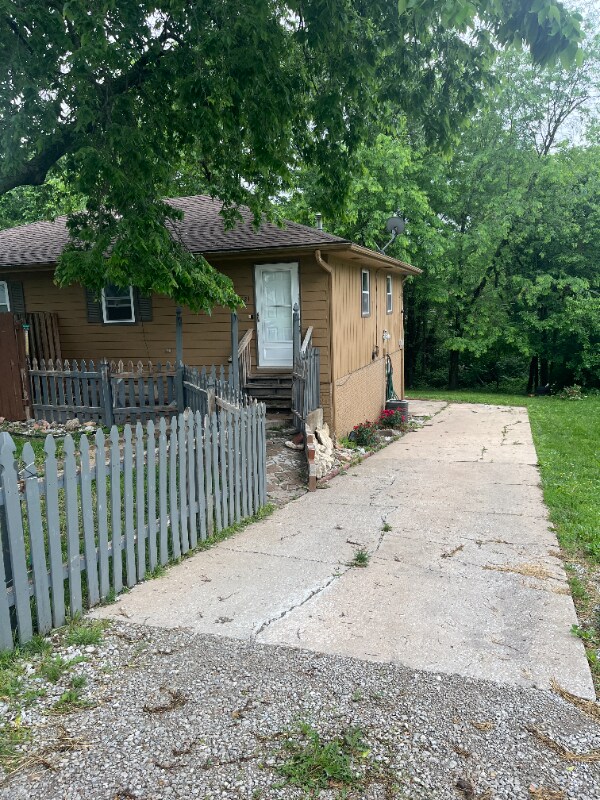 Building Photo - 5621 NE 51st St