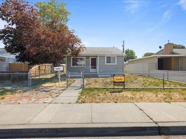Building Photo - 910 Winslow Ave