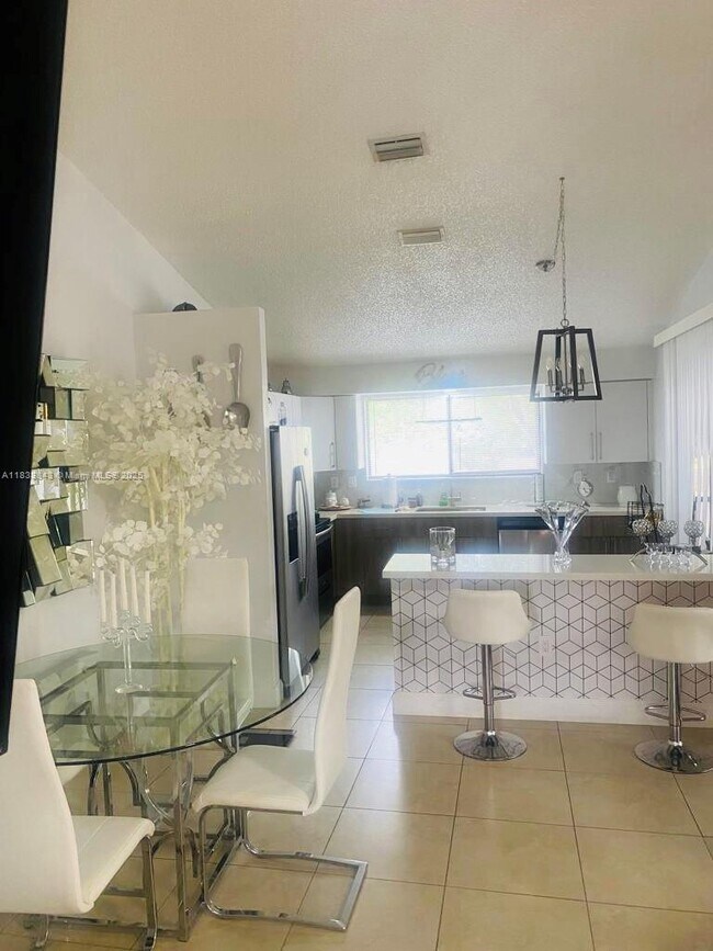 Foto del edificio - 8211 NW 191st St
