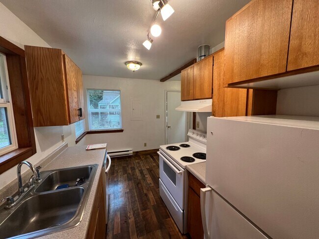 Building Photo - 2 Bedroom/ 1 Bath Unit in Mapleton, OR- Av...