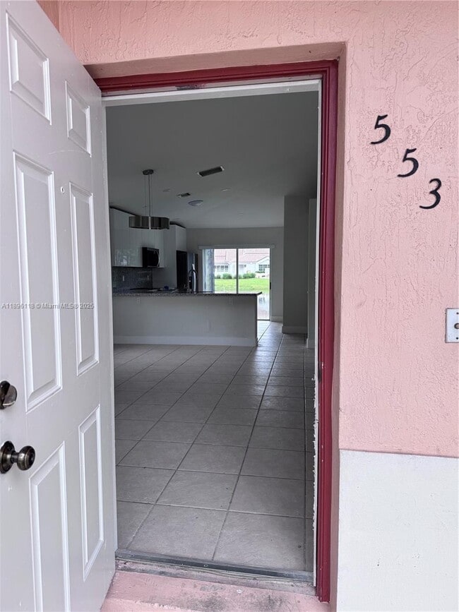 Foto del edificio - 553 NW 208th Terrace