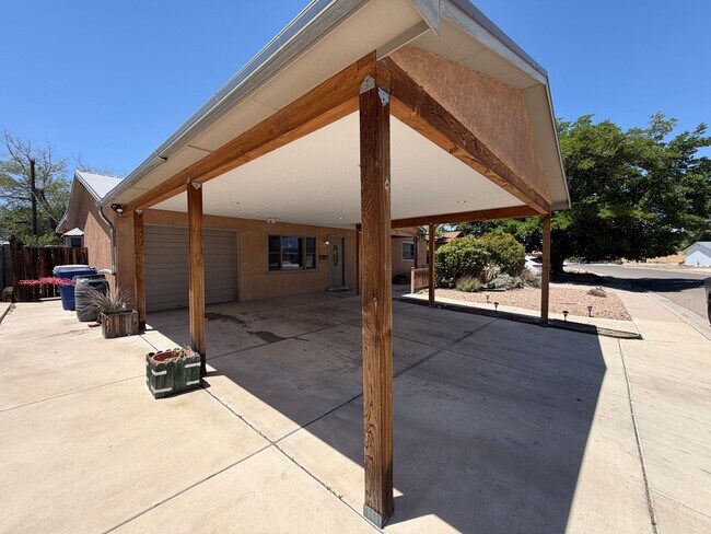 Foto del edificio - 2,800Sq Foot, 5 Bedroom Single Story Home Available Near Eubank Blvd NE & Copper Ave NE!