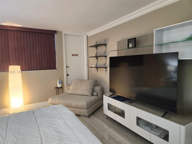 Foto del edificio - 16251 Golf Club Rd