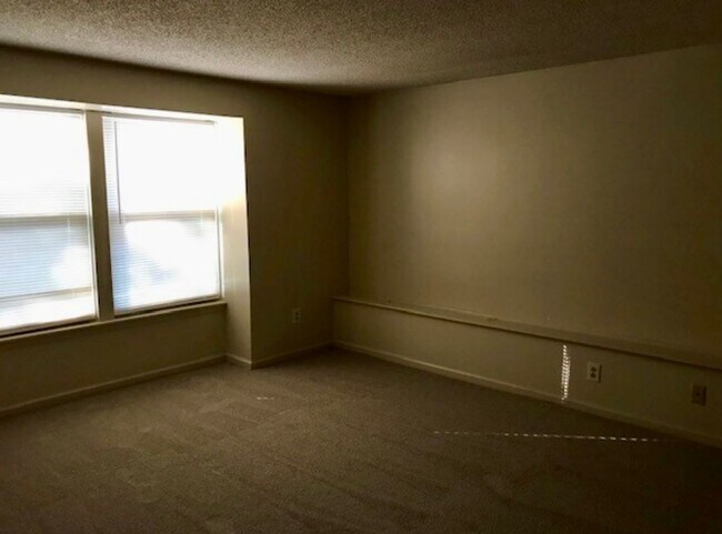 Foto del edificio - Available Now! Spacious 2 Bedroom Apartment!!