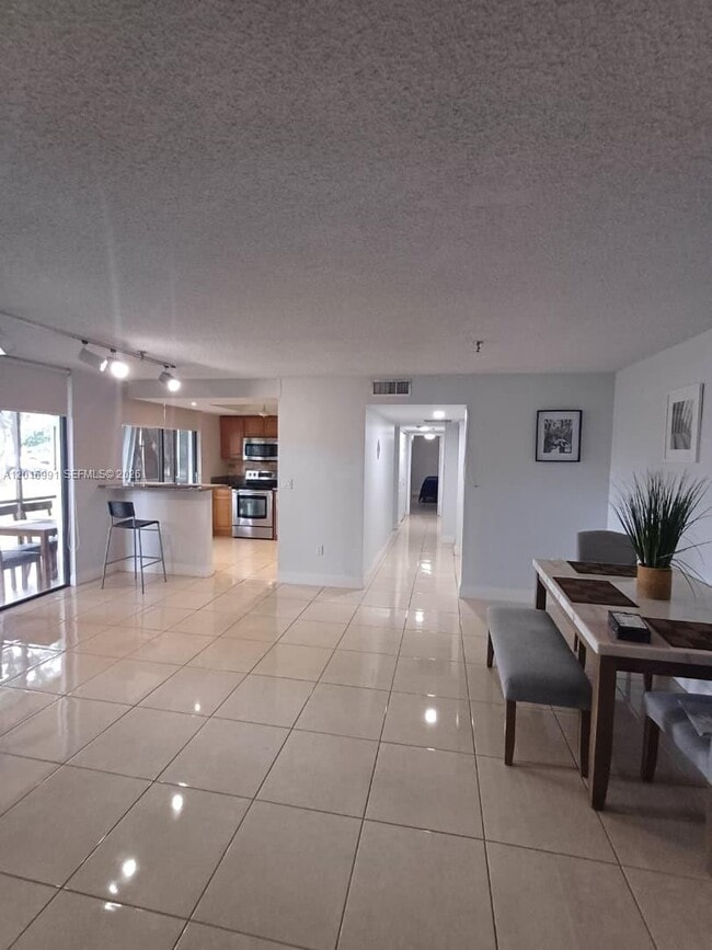 Foto del edificio - 665 NE 195th St