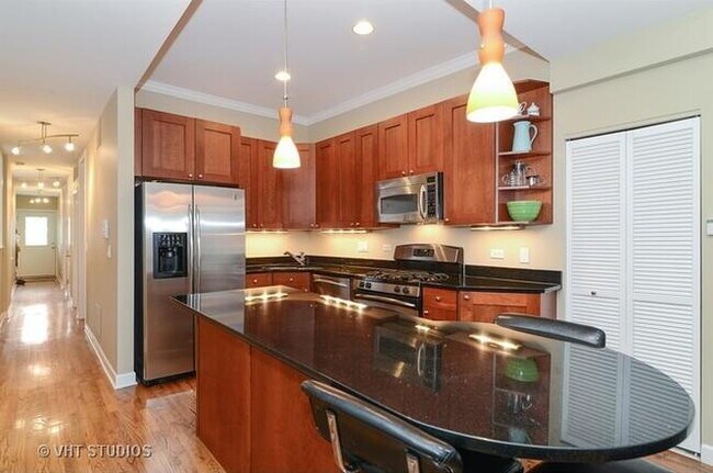 Foto del edificio - 2-Bed, 2-Bath Urban Retreat with Fireplace & Hardwood Floors