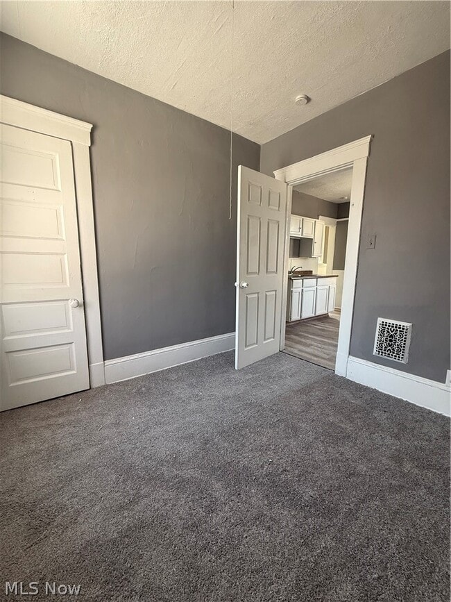 Foto del edificio - 10527 Earle Ave