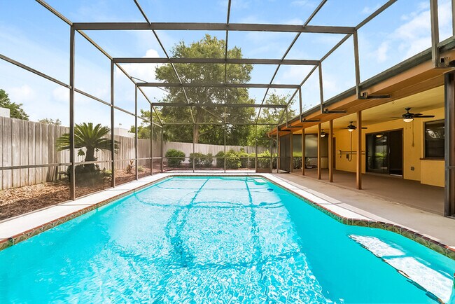 Foto del edificio - Spacious 3-Bedroom Home with Pool