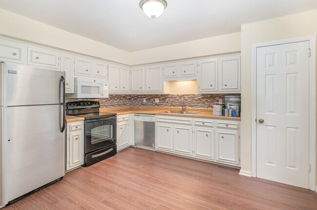 Foto del edificio - Desirable Brentwood Trace 2 Bedroom Townho...
