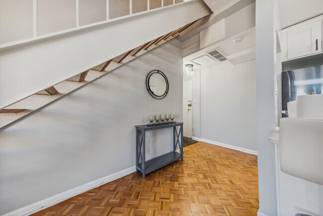Escaleras y entrada principal - 1851 Columbia Rd NW