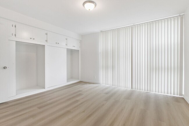 Building Photo - 744 S.Windsor Blvd. - just south of Wilshi...