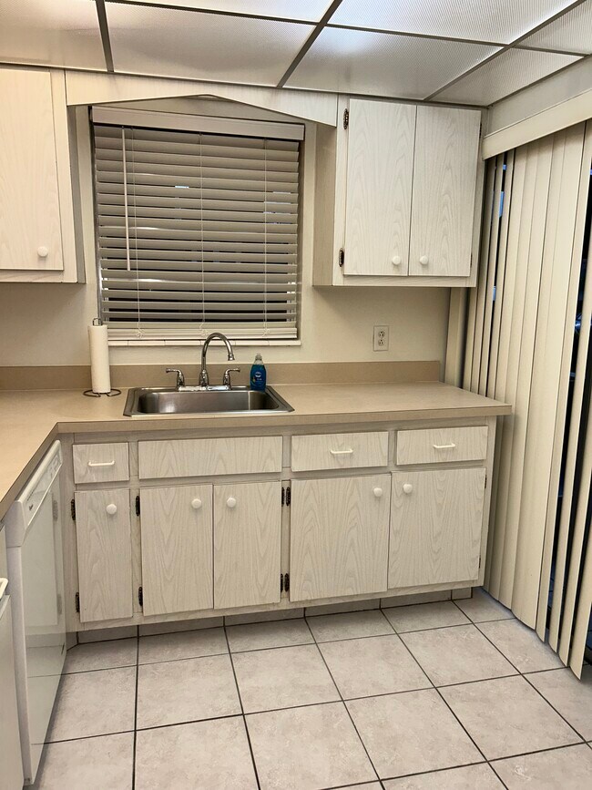 kitchen - 1340 NE 28th Ave