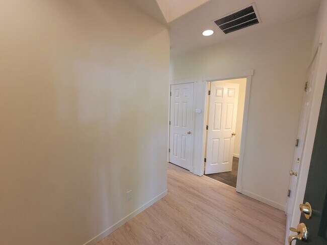 Building Photo - Contemporary Townhome