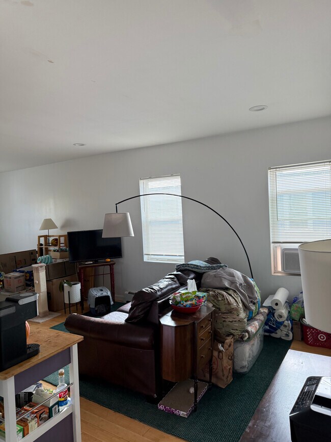 Building Photo - 33 Vinton St