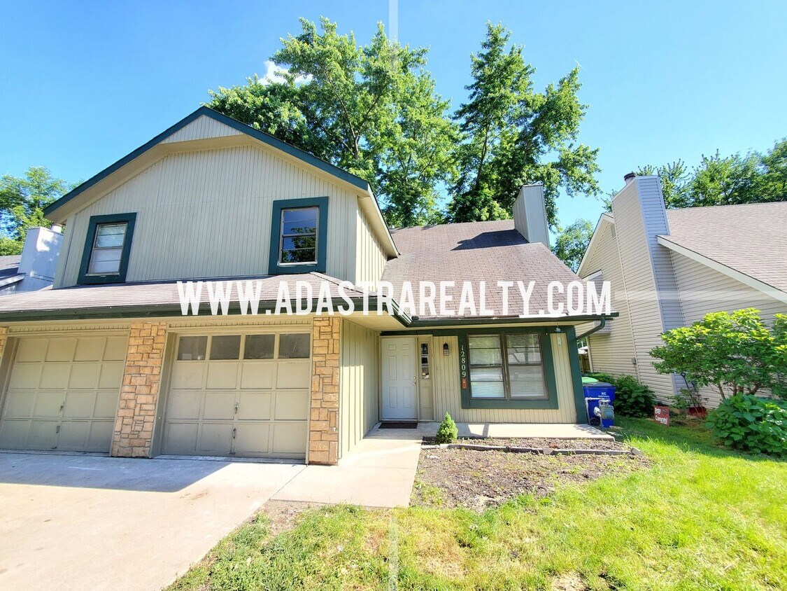 Primary Photo - Beautiful Lenexa Duplex-Available in SEPTE...