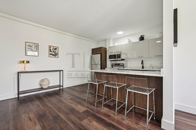 Foto del edificio - Modern 1 Bed in Andersonville: Luxe Kitchen & In-Unit Laundry