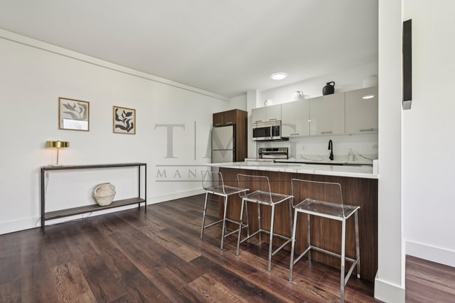Building Photo - Modern 1 Bed in Andersonville: Luxe Kitchen & In-Unit Laundry