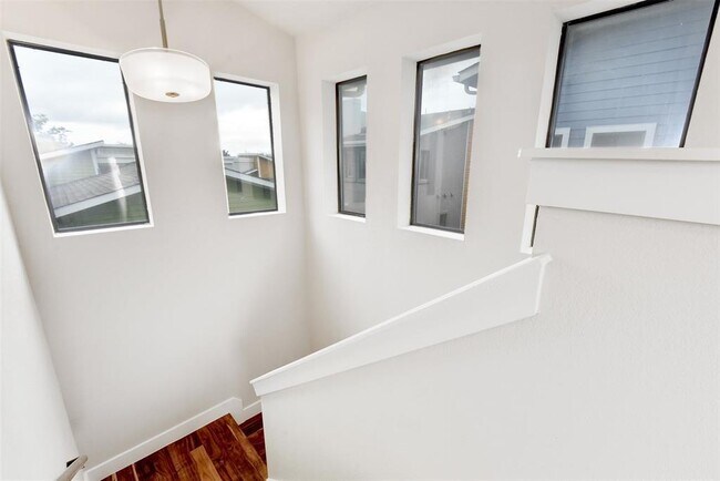 Building Photo - 1504 Lorraine Loop