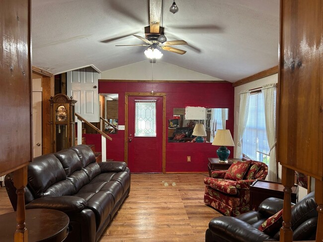 Building Photo - Spacious 4BR House in Brownsboro