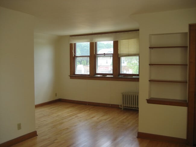 Building Photo - 6220A