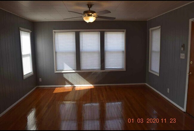 Living room - 3933 Fern St