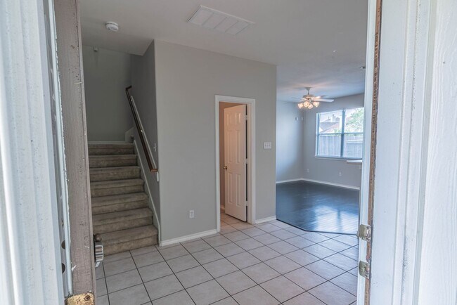 Building Photo - 5707 Vinemont Ln