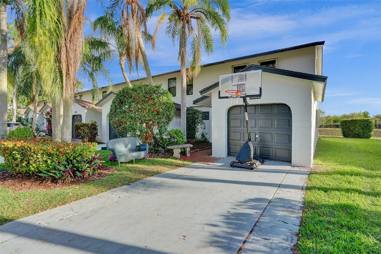 Foto principal - 8904 SW 22nd St