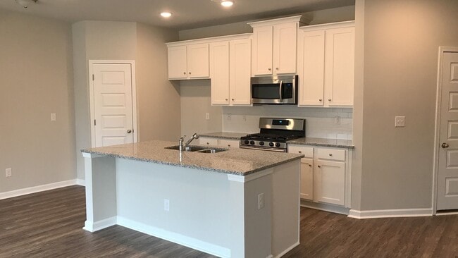 Building Photo - 3 BEDROOM TOWNHOME IN OAKWOOD!