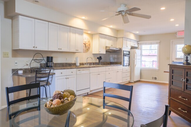 Building Photo - 4033 Louise St