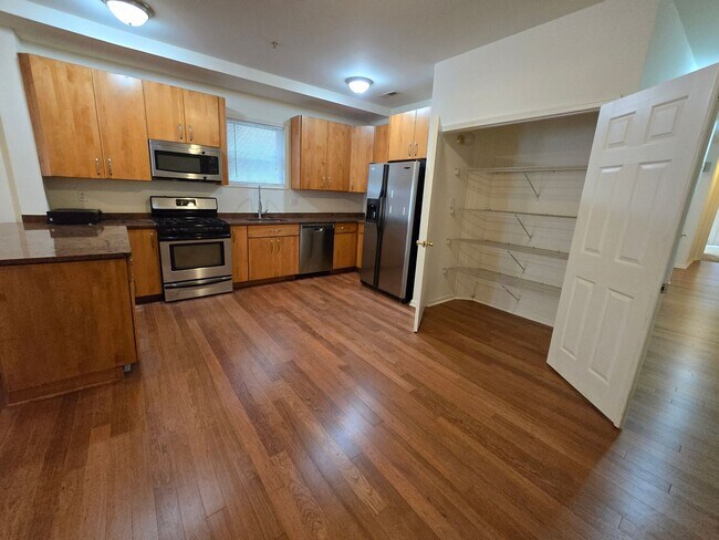 Building Photo - Spacious 3BR/2BTH w/ HW Floors, A/C, W/D, ...