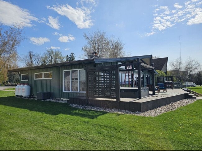 Foto del edificio - Offered for Rent – Available April 1, 2026 St. Lawrence Seaway Luxury Waterfront Home – Cape Vinc...