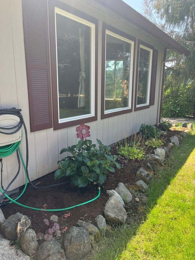 Building Photo - Large 3 bed/2 bath single family home