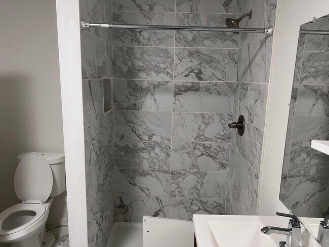 ducha del sótano - 15800 E 121st Ave