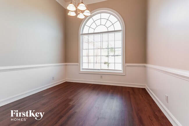 Building Photo - 715 Roland Manor Dr