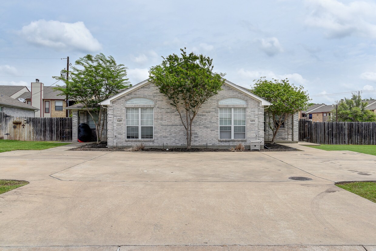 Primary Photo - 1421 Western Oaks Ct