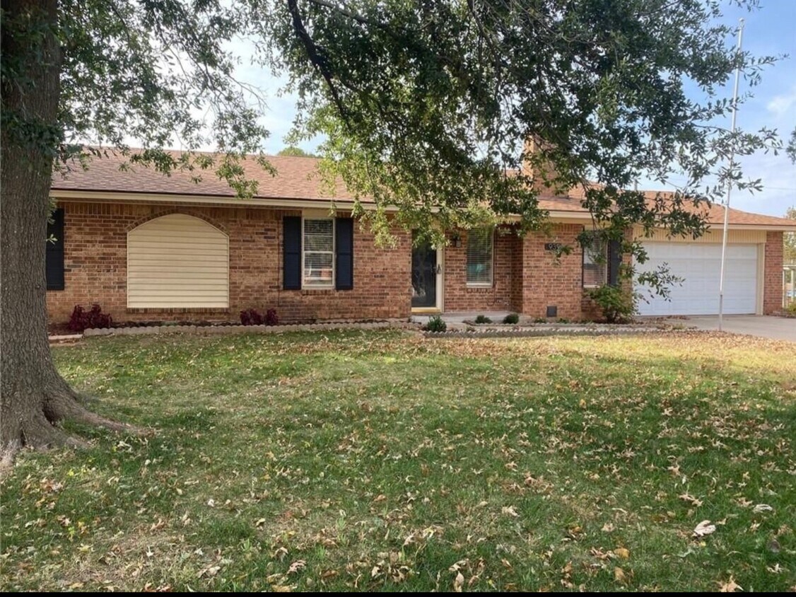 Front - 939 S Meadow Ln