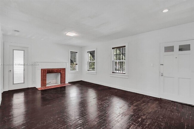 Building Photo - 405 SW 11th Ave