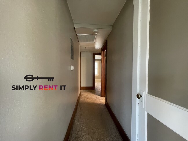 Foto del edificio - Renovated Triplex with 2 Bedrooms On Campus!