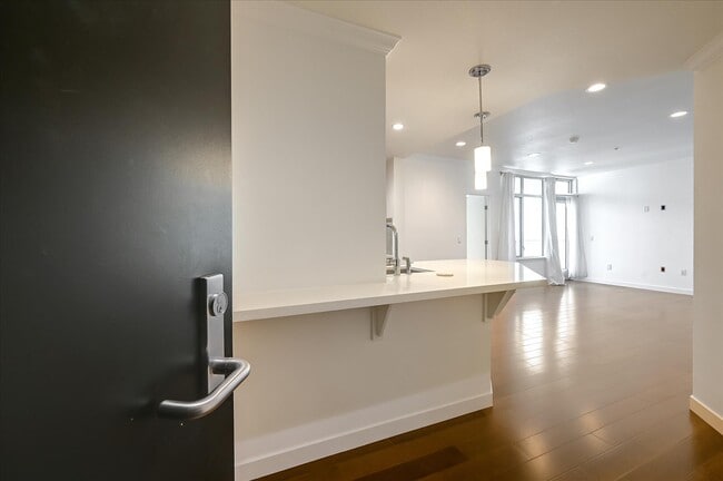 Building Photo - 2655 Bush St